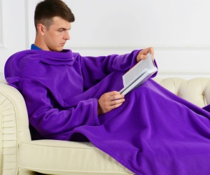 Плед с рукавами — полезный зимний подарок мужчине на Новый год