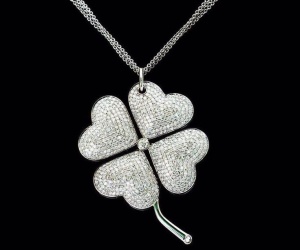 Ожерелье с четырехлистным клевером